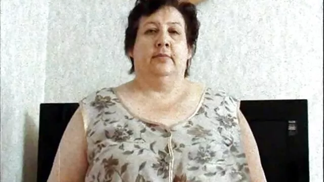 ყველა DeGray up ქვედაკაბა მისი ყელის.